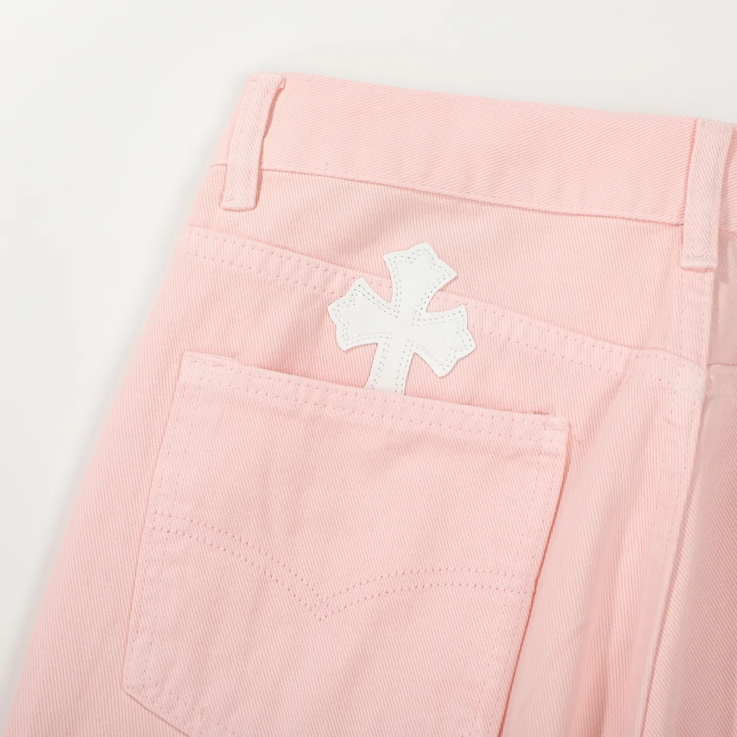 P260 Chrome hearts CH co-branded Drak Miami light pink jeans exude uninhibited personality and unique charm. Every wear and tear is carefully designed to present a unique artistic feel. Made of imported denim fabric, which has undergone heavy industrial washing and destruction treatment, the trousers show a super cool effect on the upper body, allowing you to dominate the fashion stage.  This is more than just a pair of jeans, it is an expression of attitude. With its unique design concept and ultimate pursuit of details, Croxin breaks traditional boundaries and defines the jeans trend in the new era. The trousers are made of double-layer woven fabric with customized hardware. Italian-made special cowhide is printed and cut. Custom-made sheepskin three-layer thick-line leather. The whole body is spliced ​​in heavy water washing. Craftsmen hand-splash ink. You can see the details. Three-dimensional cutting version. Loose and comfortable, not flattering. Makes taller and slimmer. Factory Seiko. Original quality control. Same style for men and women. Can be matched with couples. Versatile recommendation. Must-have jeans for all seasons. Color: light pink. Size: 28-30-32-34.